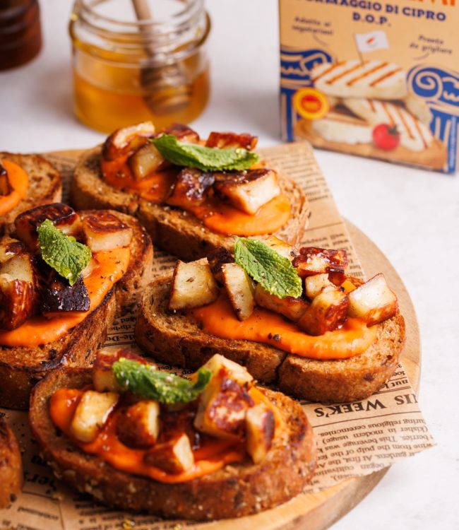 Crostini di Halloumi Kionas alla Cannella con Hummus di Peperoni
