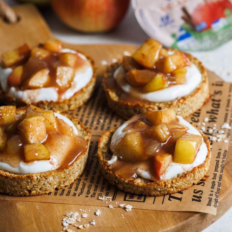 Crostatine alle mele con yogurt greco e crema di cannella