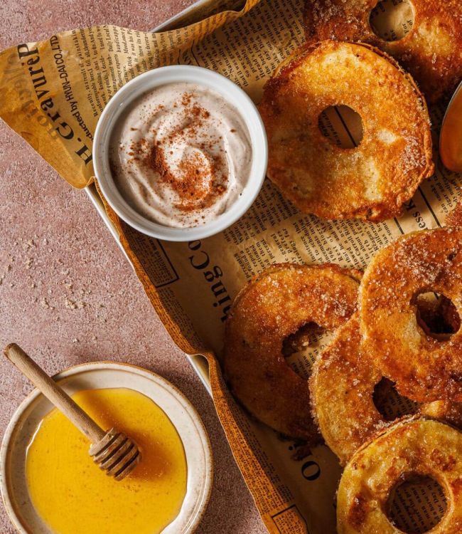 Frittelle di mela con yogurt greco senza lattosio e cannella