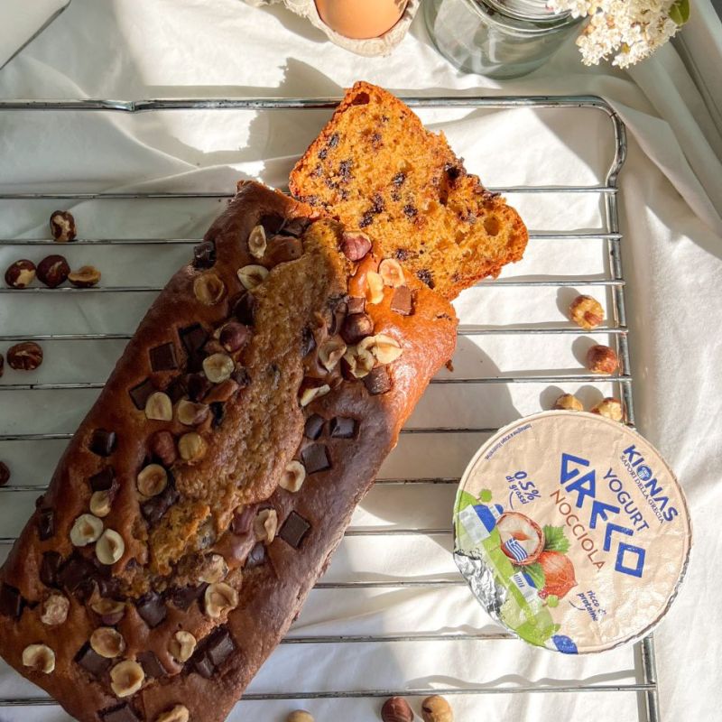 Plumcake farina di farro, yogurt greco alle nocciole e gocce di cioccolato