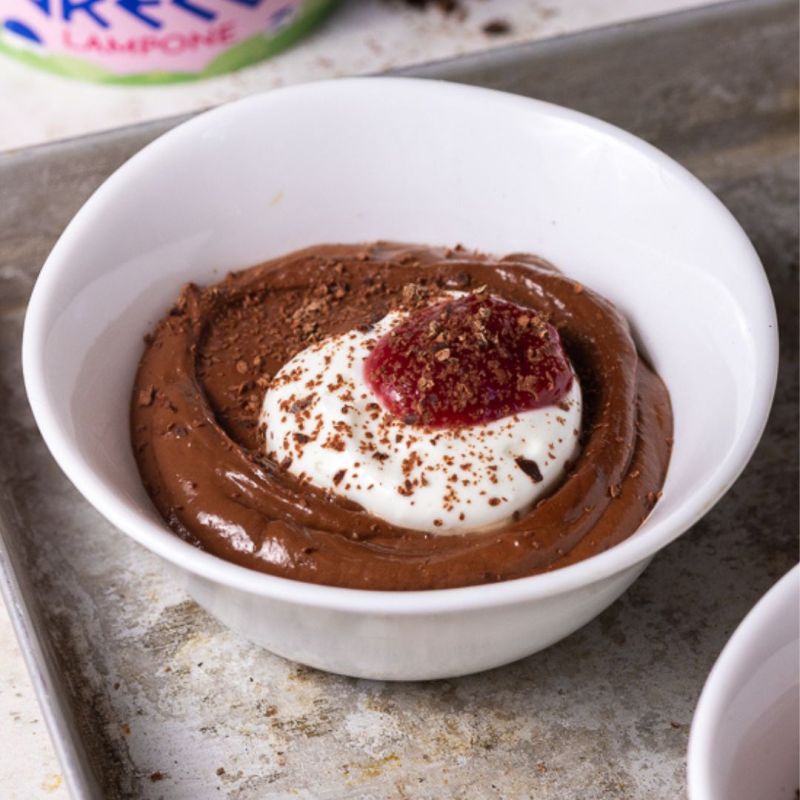 Mousse al cioccolato e yogurt greco al lampone