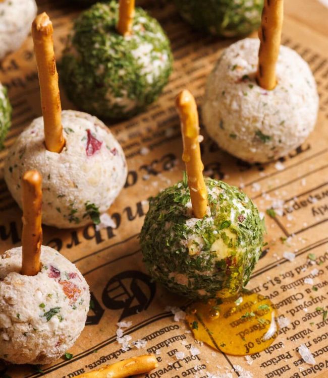 Cheese balls di spalmabile con feta, frutta secca e miele