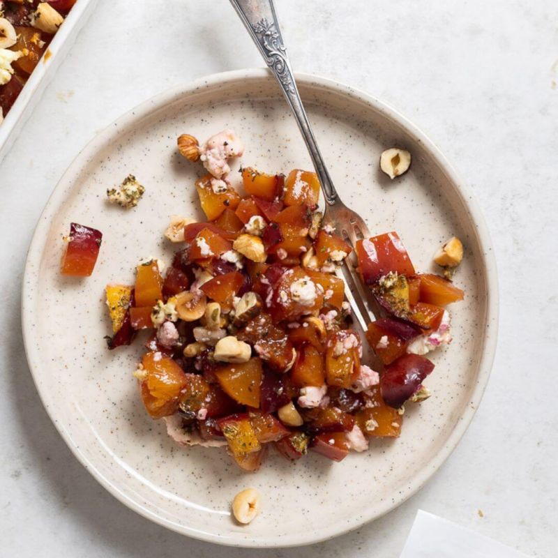 Pesche noci al forno con feta, miele e nocciole