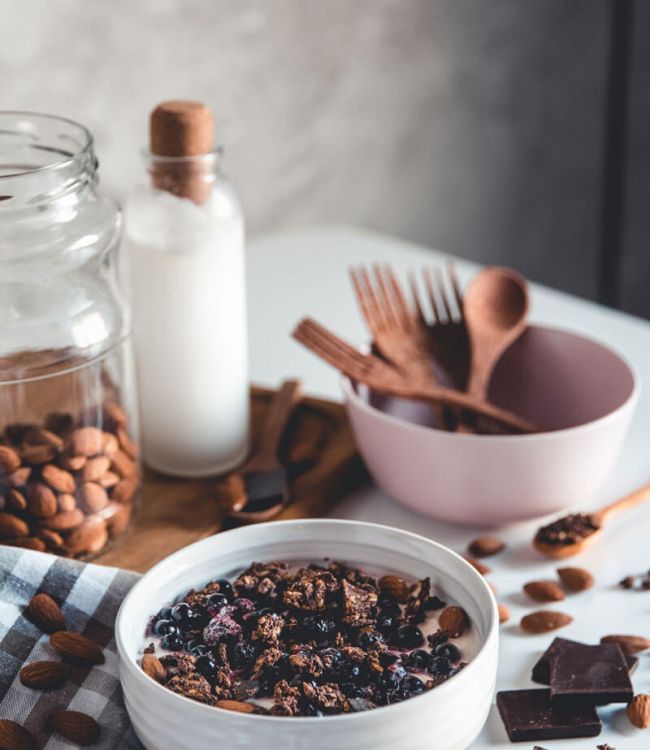 Breakfast bowl con yogurt greco al caffè e cioccolato