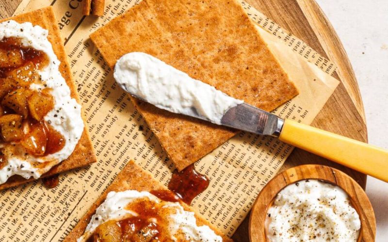 Crostini con pere caramellate e spalmabile con feta