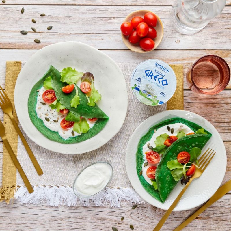 Crêpes agli spinaci con yogurt greco e insalata