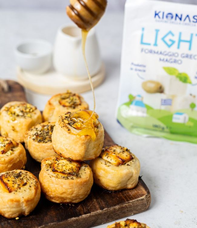 Mini appetizer di formaggio greco, miele e pistacchio