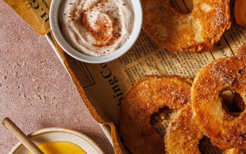 Frittelle di mela con yogurt greco senza lattosio e cannella
