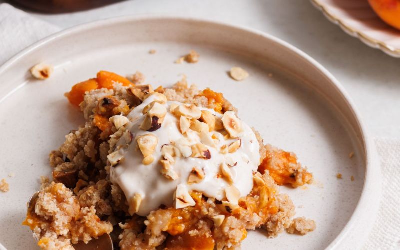 Crumble albicocche con Yogurt Greco alla Nocciola Kionas
