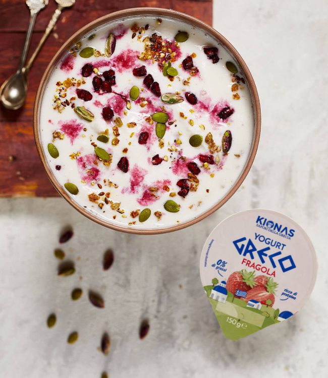 Deliziosa smoothie bowl alla fragola con yogurt greco