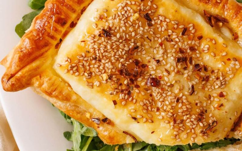 Fagottino di formaggio greco light con sesamo, miele e peperoncino