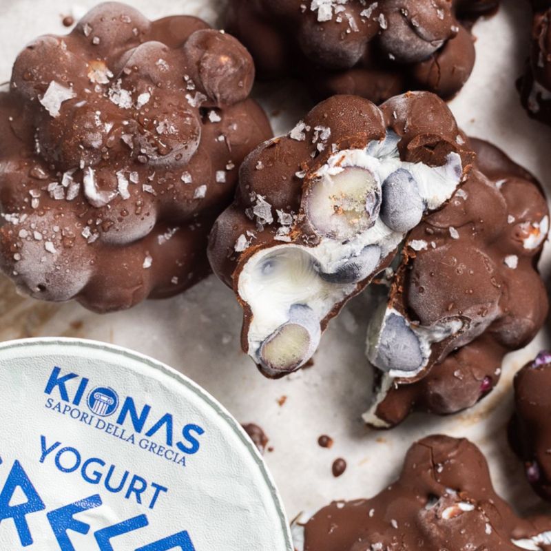 Clusters ai mirtilli e yogurt greco al cocco ricoperti di cioccolato
