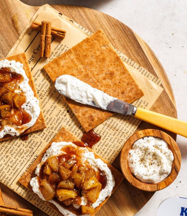 Crostini con pere caramellate e spalmabile con feta