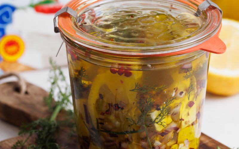 Feta Kionas marinata con erbe aromatiche in barattolo