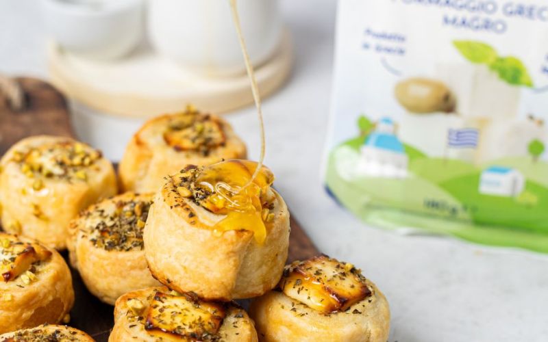 Mini appetizer di formaggio greco, miele e pistacchio