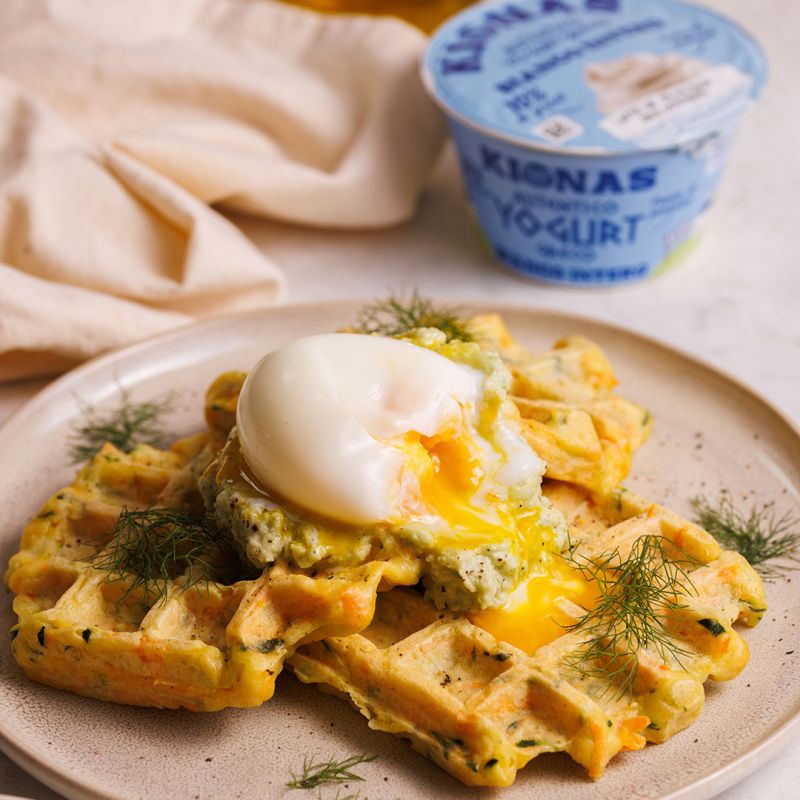 Waffle salati con uovo pochè e avocado