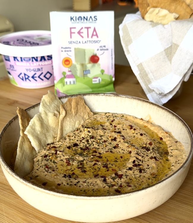 Tirokafteri con feta e yogurt greco
