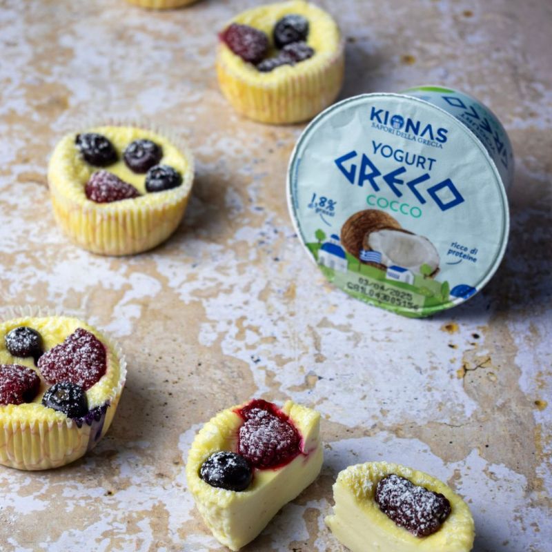 Muffin cheesecake con frutti di bosco e yogurt greco al cocco