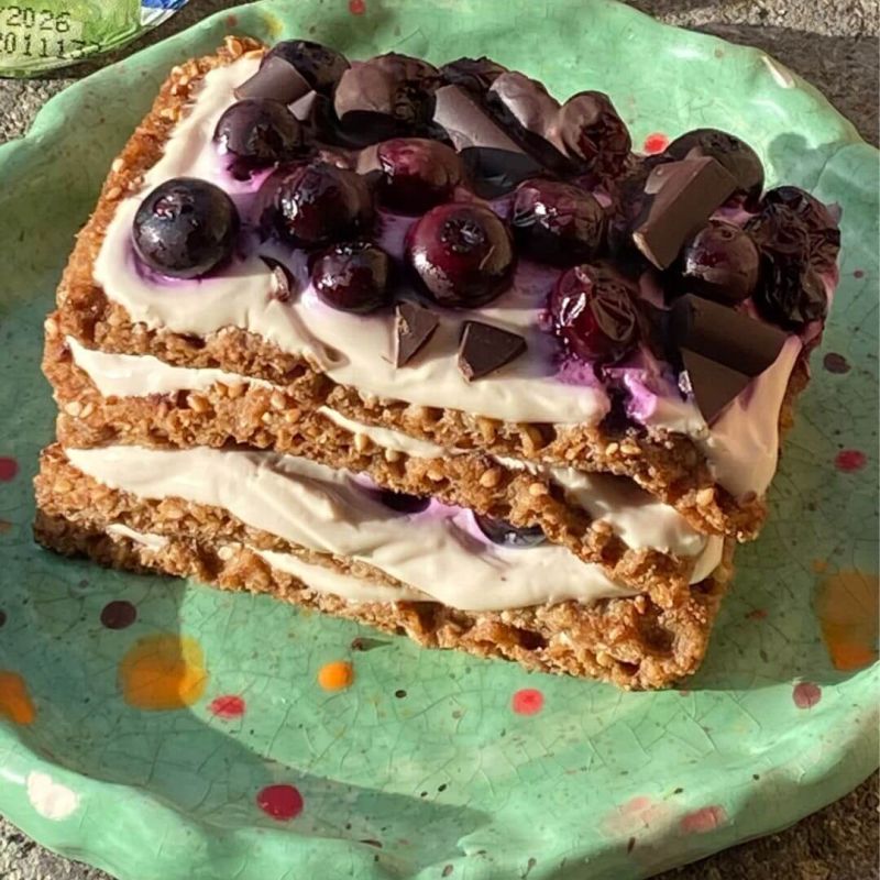 Wasamisù nocciole e mirtilli con yogurt greco