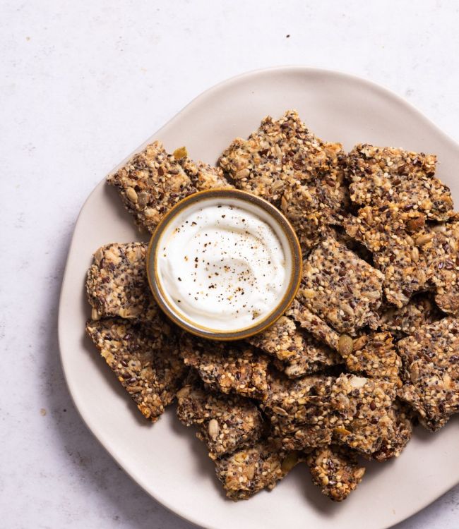 Cracker ai semi con crema di yogurt greco salato