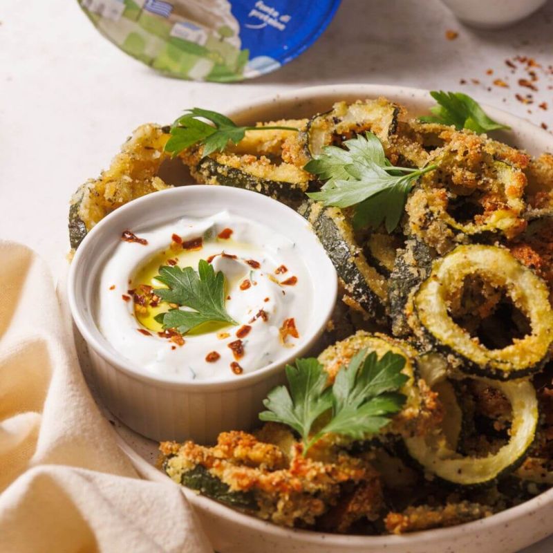 Anelli di zucchine al forno con salsa allo yogurt greco