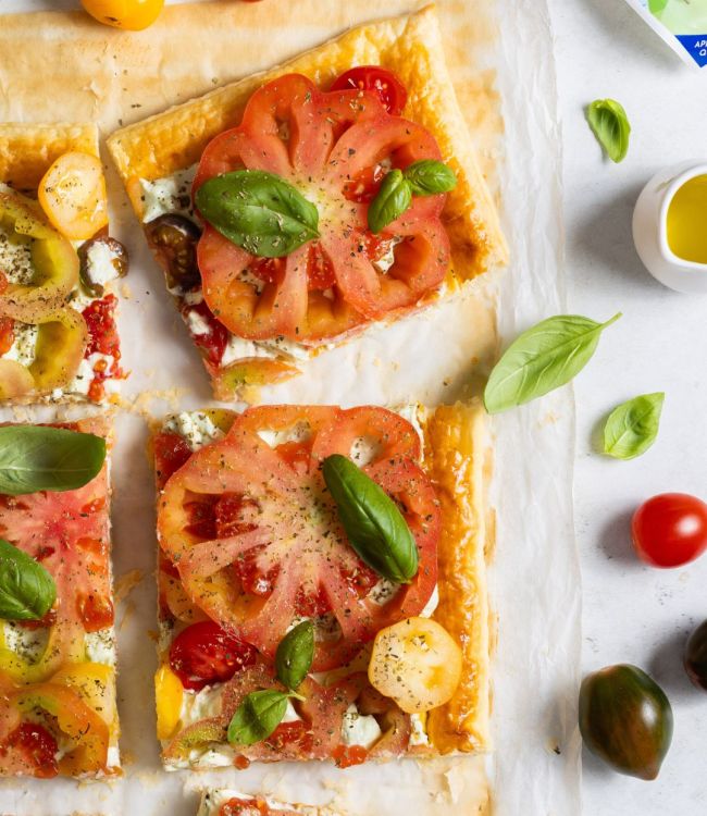 Torta salata con crema di formaggio greco al basilico e pomodori