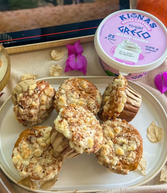 Muffin alla zucca con crumble croccante, cioccolato e yogurt greco