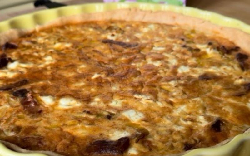 Torta salata senza lattosio con feta, pancetta e porro