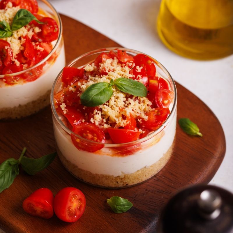 Cheesecake al bicchiere con feta e pomodorini