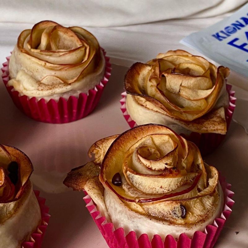 Rose di sfoglia con feta, mela e miele