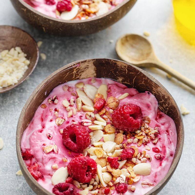 Fruit bowl energetica: Yogurt Greco con lamponi, noci, mandorle e farro soffiato