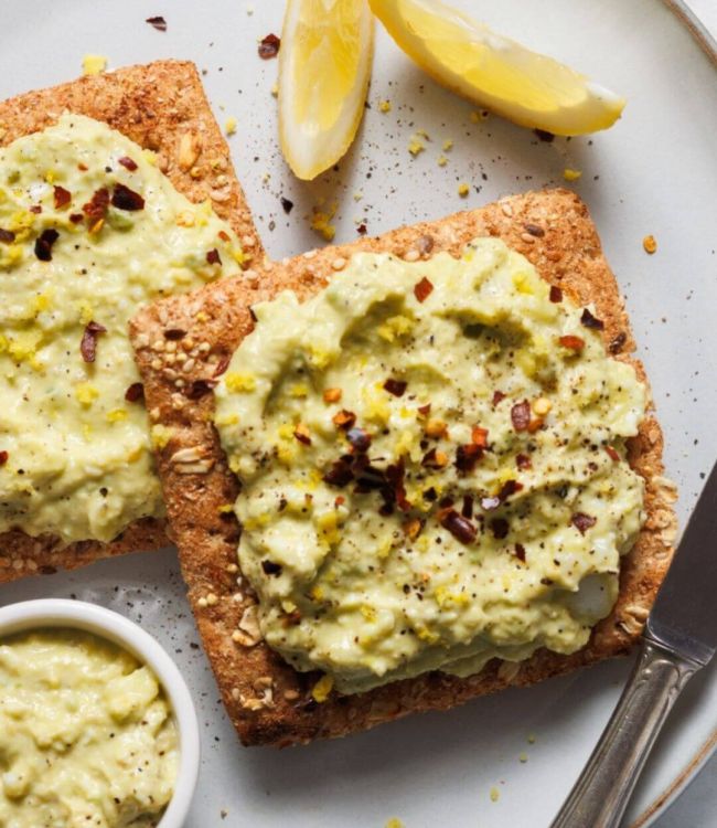 Avocado toast con uova e yogurt greco