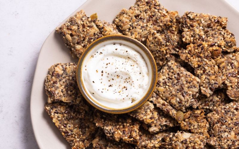 Cracker ai semi con crema di yogurt greco salato