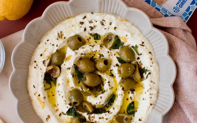 Whipped feta Pavlakis su piatto da portata