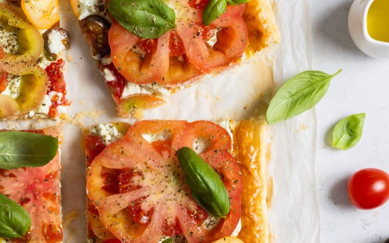 Torta salata con crema di formaggio greco al basilico e pomodori