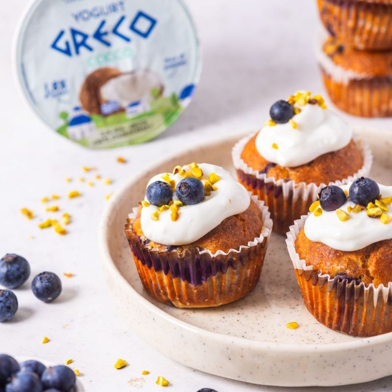 Muffin ai mirtilli e yogurt greco al cocco