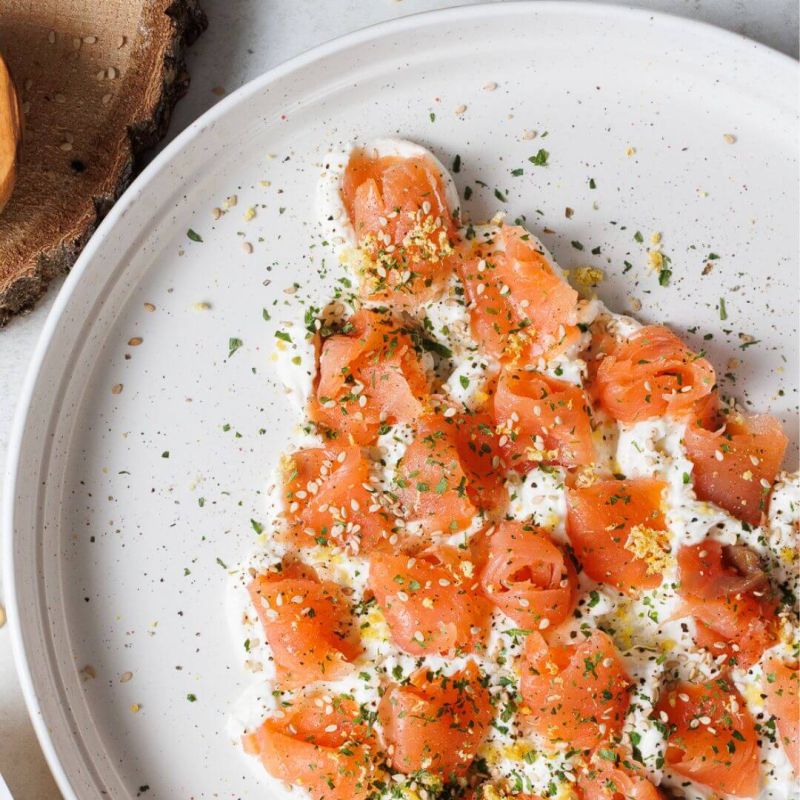 Antipasto di Natale con salmone e spalmabile con feta