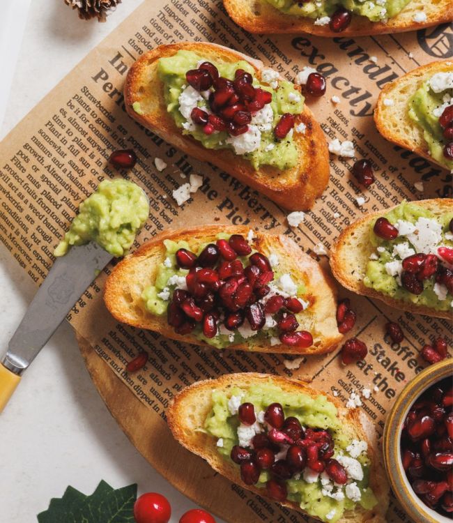 Crostini natalizi con avocado, formaggio greco light e melograno