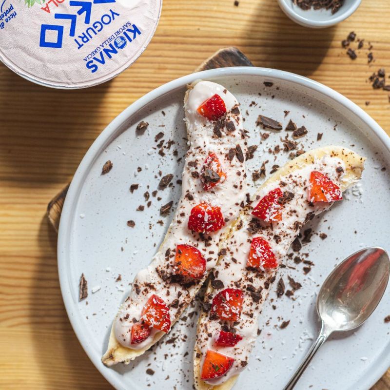 Banana Split con yogurt alla fragola, cioccolato e cocco