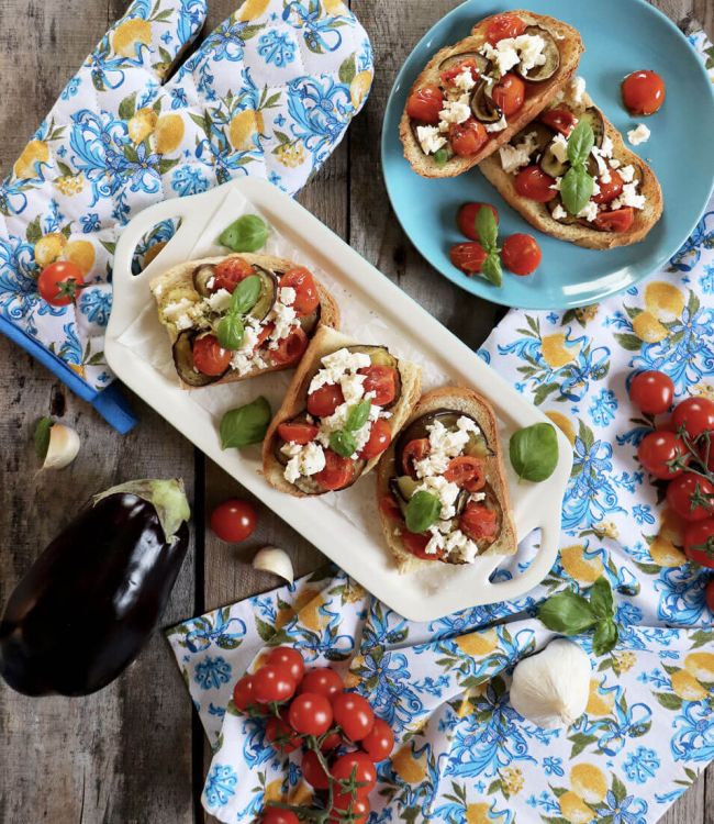Crostini con Melanzane, Feta e Pomodorini Arrosto