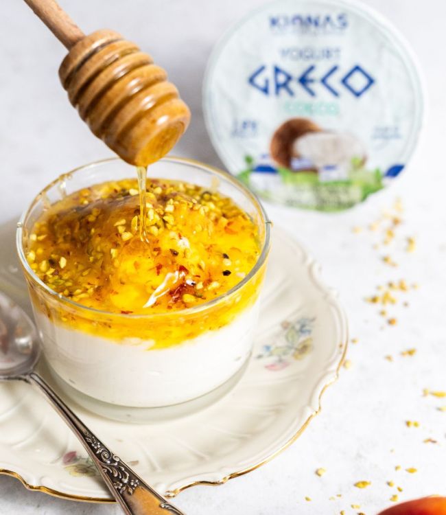Yogurt al cocco con pistacchio, pesca e miele