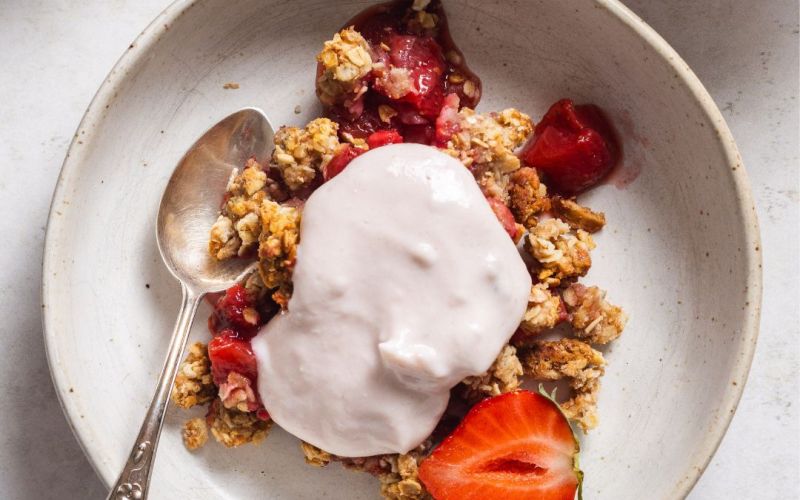 Crumble con fragole e yogurt greco