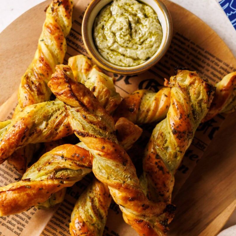 Twist di pasta sfoglia con pesto e spalmabile con feta