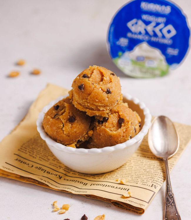 Cookie dough con yogurt greco, burro di arachidi e cioccolato fondente