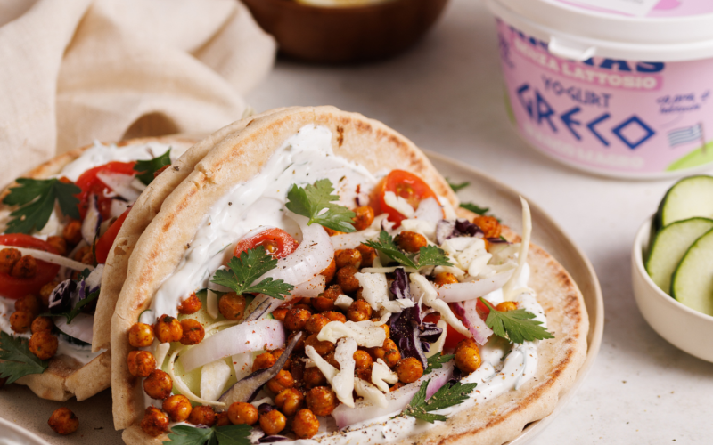 Pita con yogurt greco