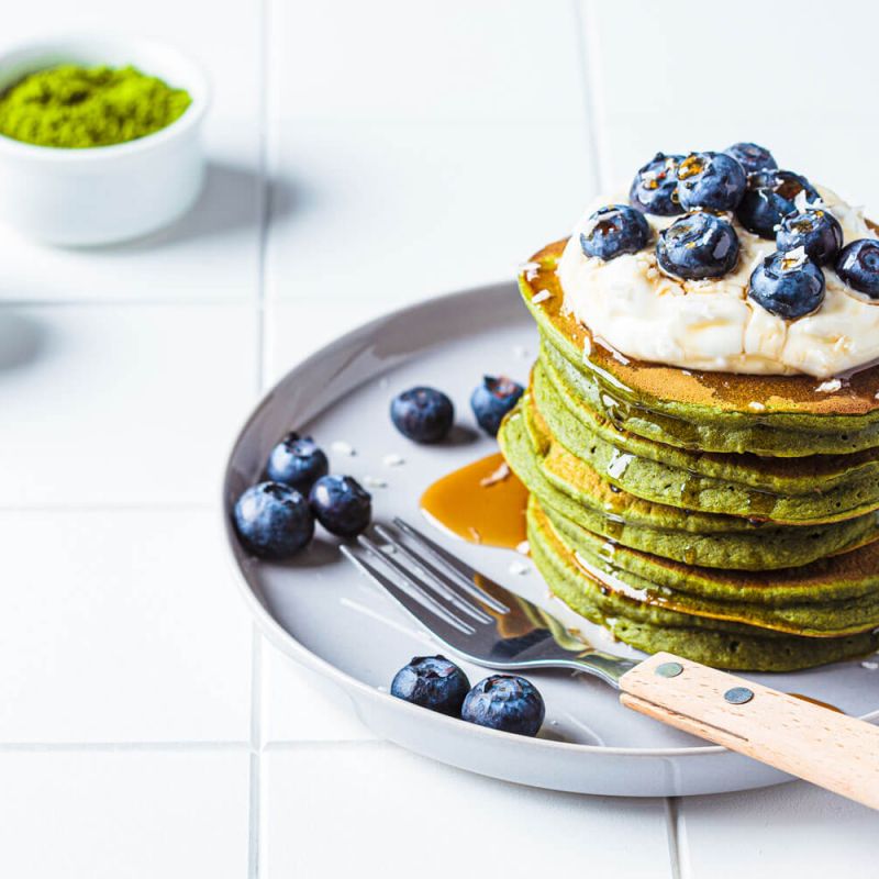 Pancakes al Tè Matcha con Yogurt Greco al Cocco, Mirtilli e Sciroppo d’Acero