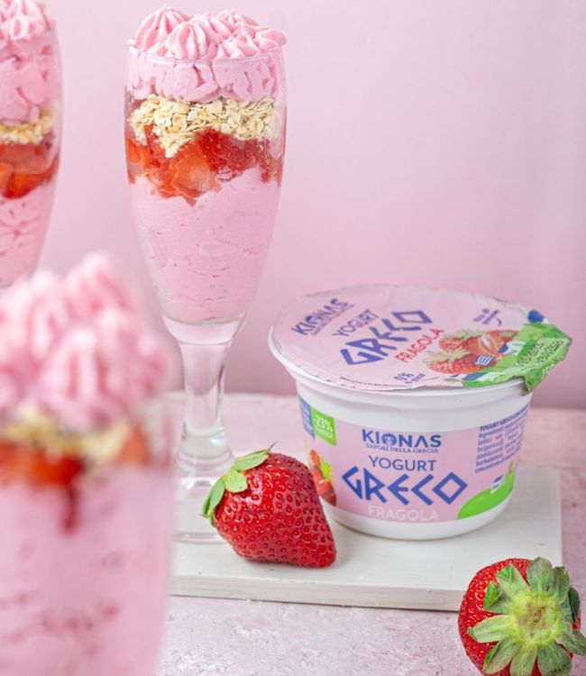 Coppa cremosa alle fragole e yogurt