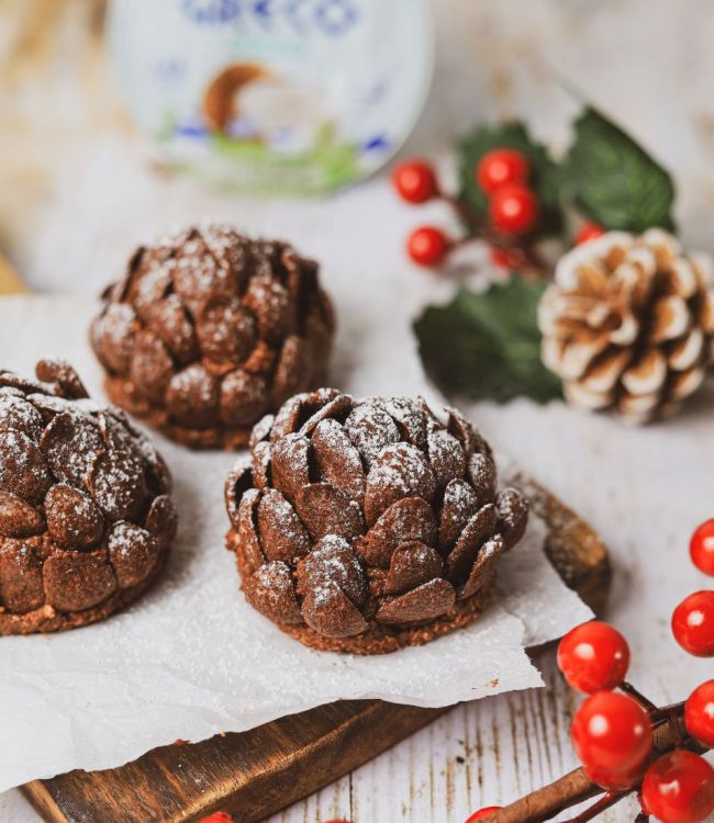 Pigne di Natale al cioccolato con yogurt greco al cocco