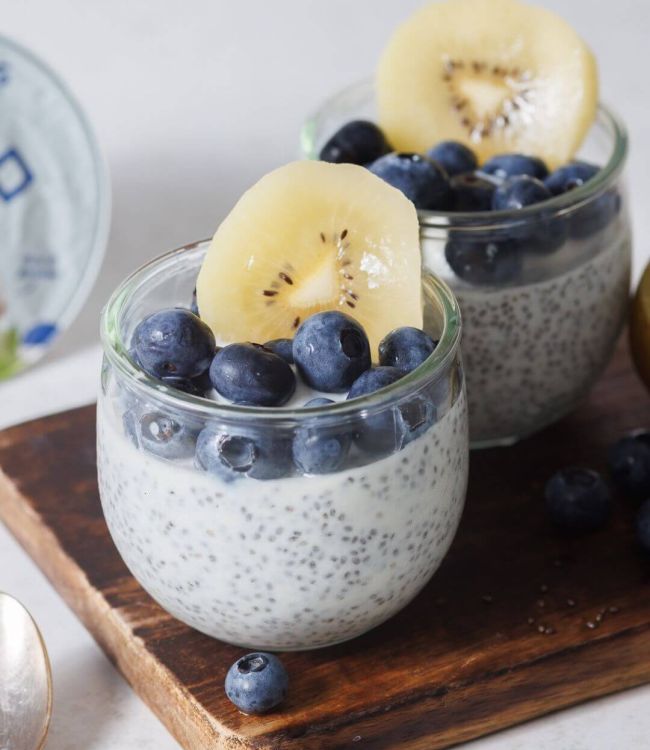 Chia pudding con yogurt greco al cocco, kiwi e mirtilli
