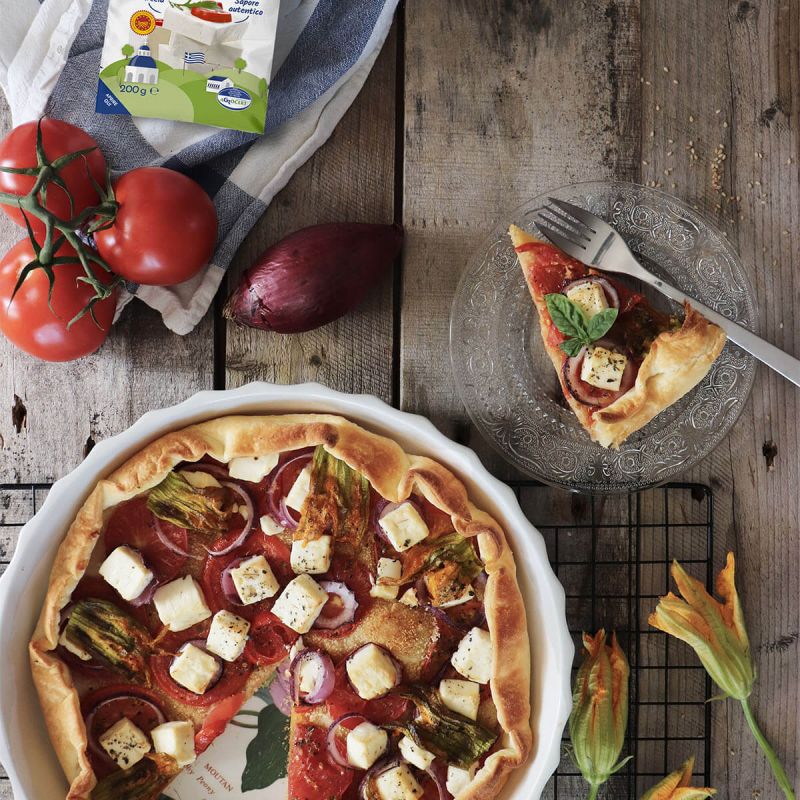 Torta rustica ai pomodori con fiori di zucca e feta greca